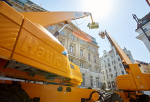 [Translate to EN:] Teleskop-Arbeitsbühnen vor dem Park Hyatt Wien