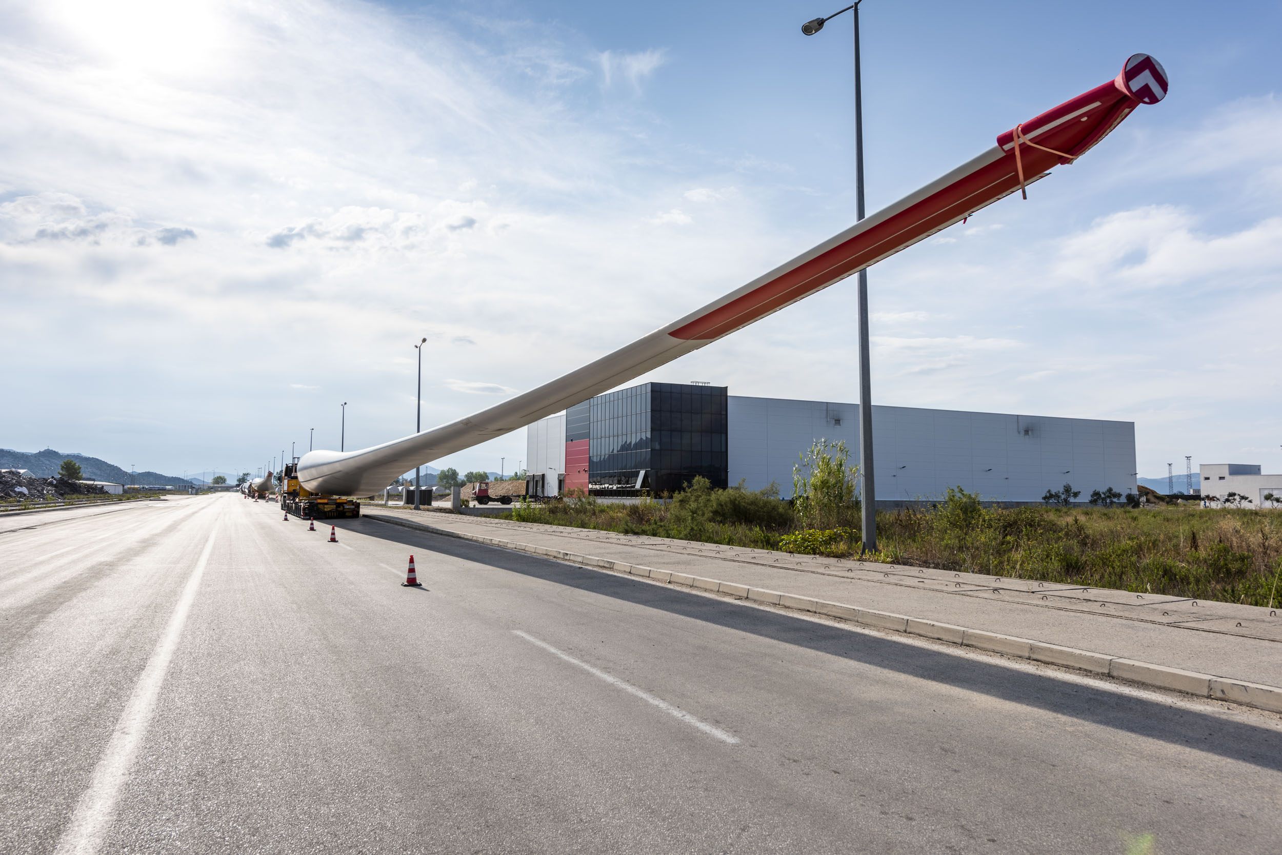 Rotorblatt auf Flügeltransportvorrichtung