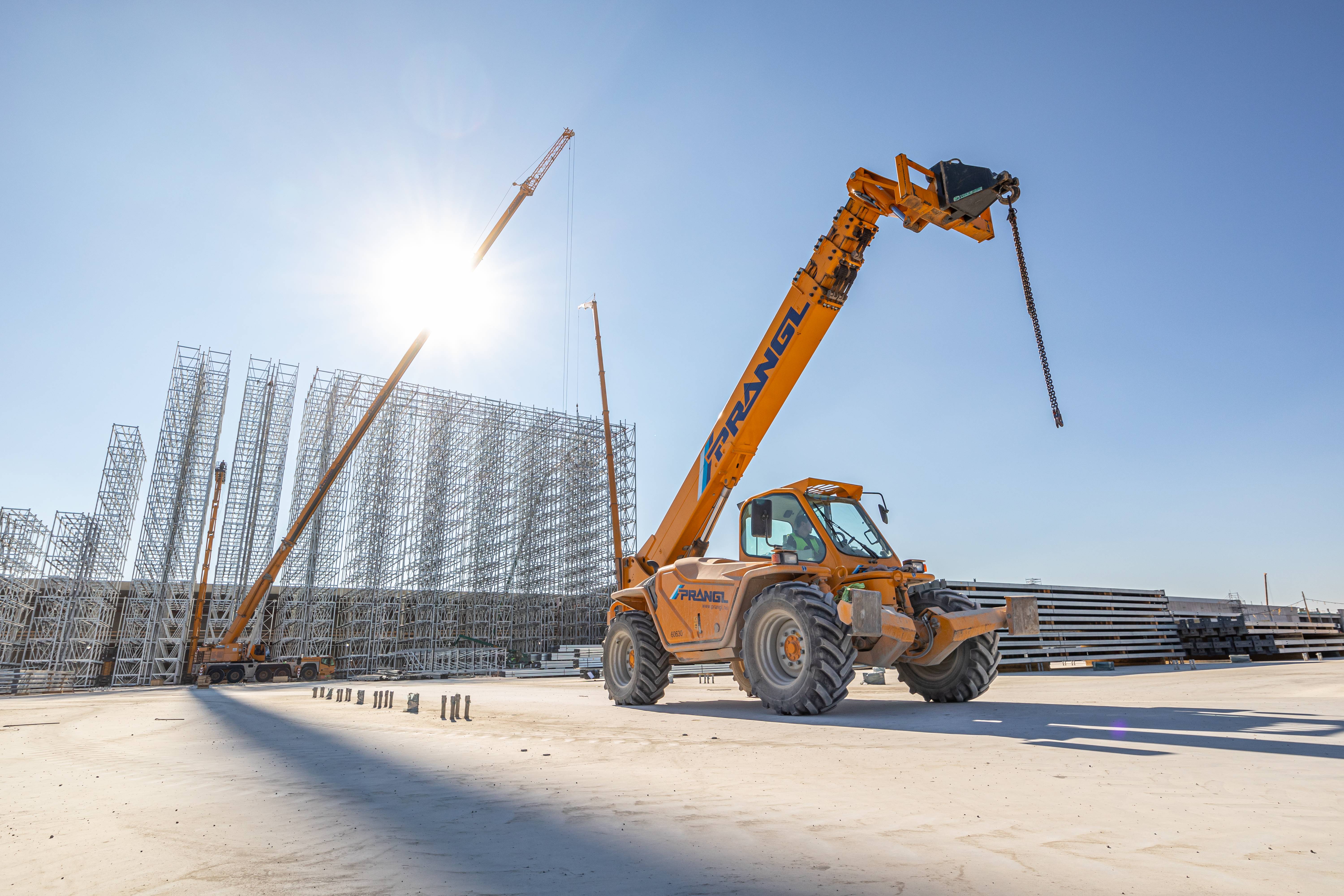 2 telescopic cranes and 1 telehandler