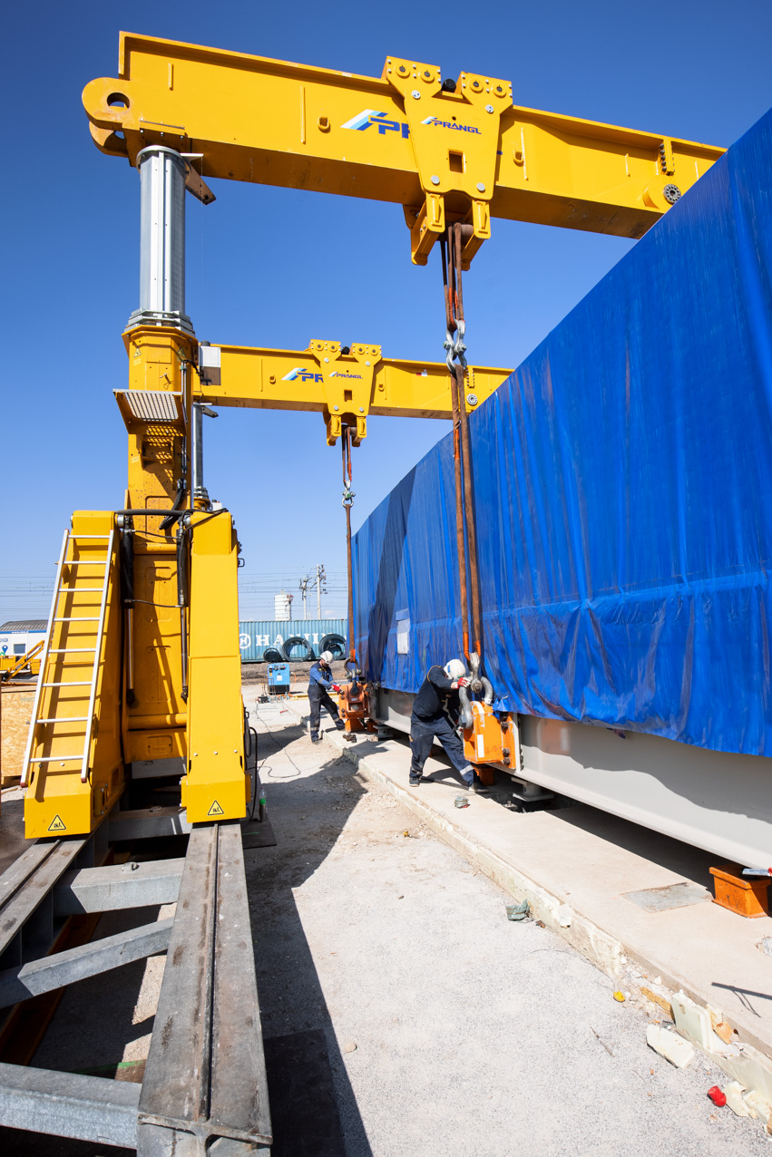 Logistički izazov zbog ograničenog prostora Hydraulic gantries and rail system