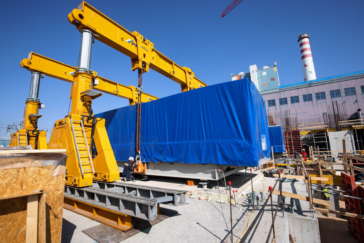 Hydraulic gantries and rail system